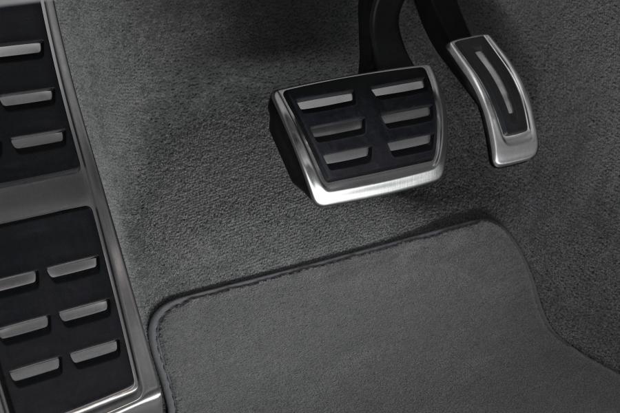 Детали интерьера Audi S8 (D4) 2012 года  (NA) (фото 3 из 53)